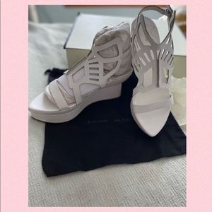 BRAND NEW white Leon Max sandals size 9.5